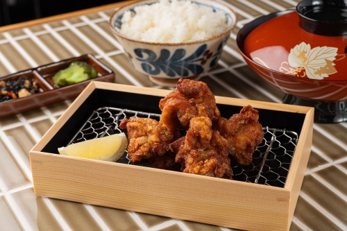 El arroz del sushi vinegared freído en mucho aceite puso la comida