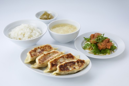 Bola de masa hervida para servir con guiso, Shanghái, China, barra de Shanghái, Estación de Osaka, eki marche Osaka