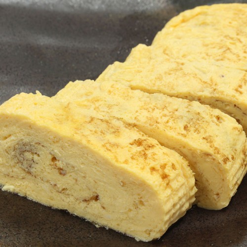 El estilo japonés especialmente hecho hizo rodar la tortilla de huevos (un)
